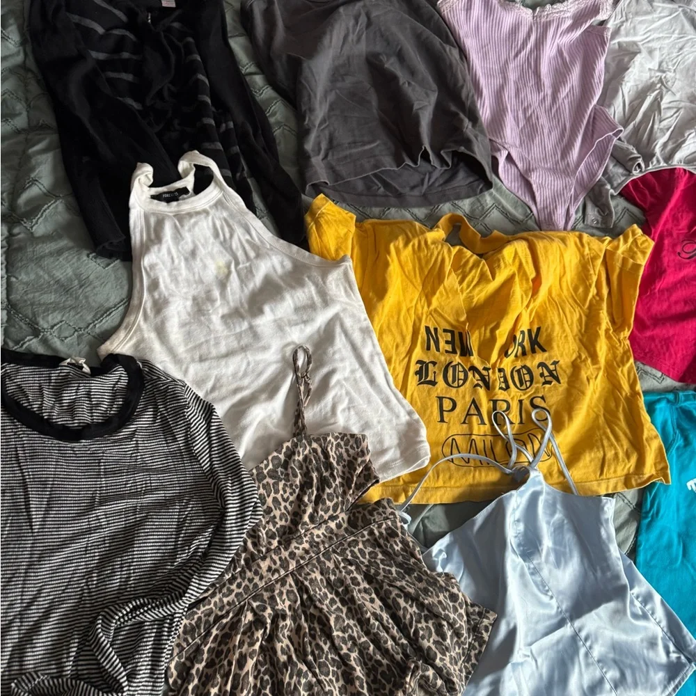 Clothes bundle - Picture 7 of 8